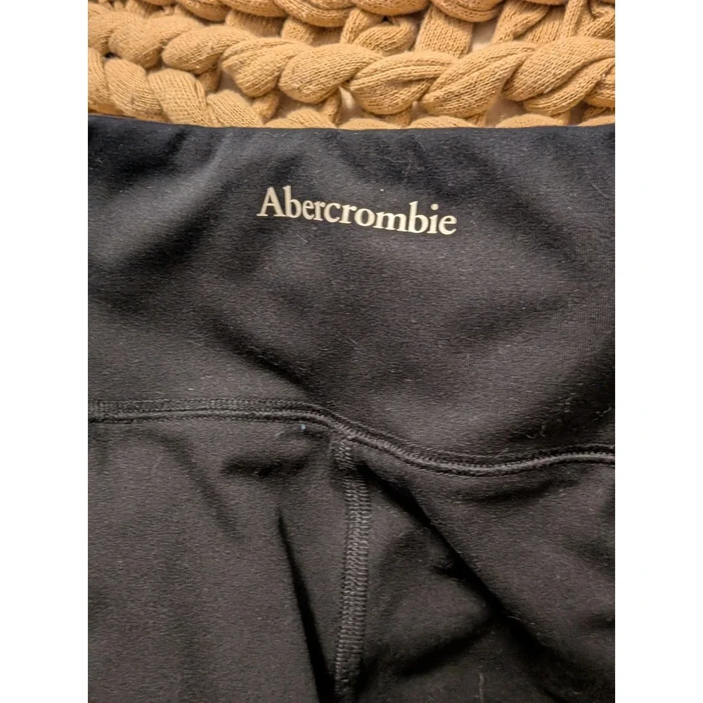 Abercrombie Kids Black High Waisted Active Leggings with Pockets Size 9/10‎